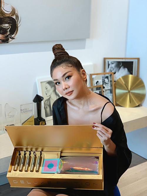 Căn hộ tự thiết kế với nội thất tối giản trắng xám của siêu mẫu Thanh Hằng