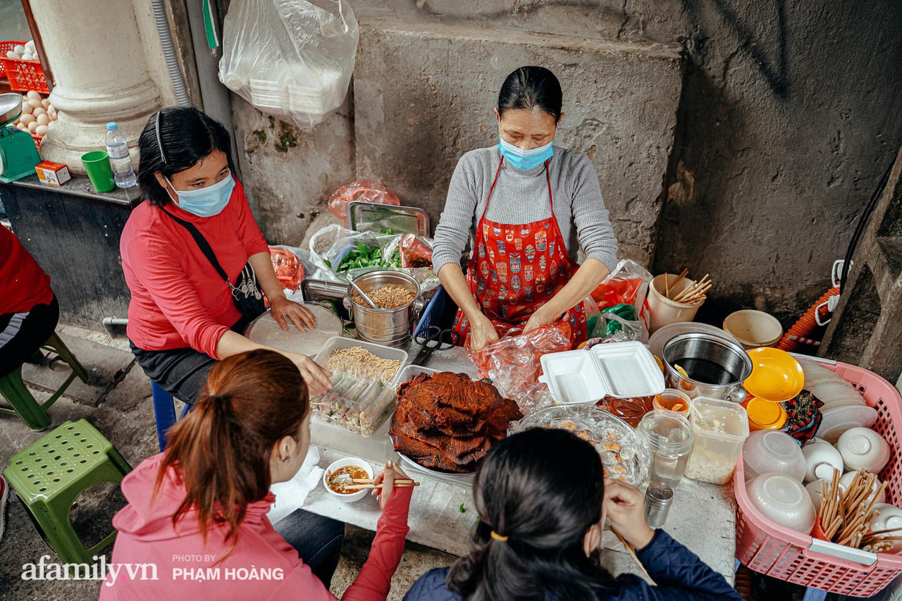 Ngôi chợ lâu đời nhất phố cổ được giới nhà giàu chuộng mua vì toàn đồ chất lượng tươi ngon