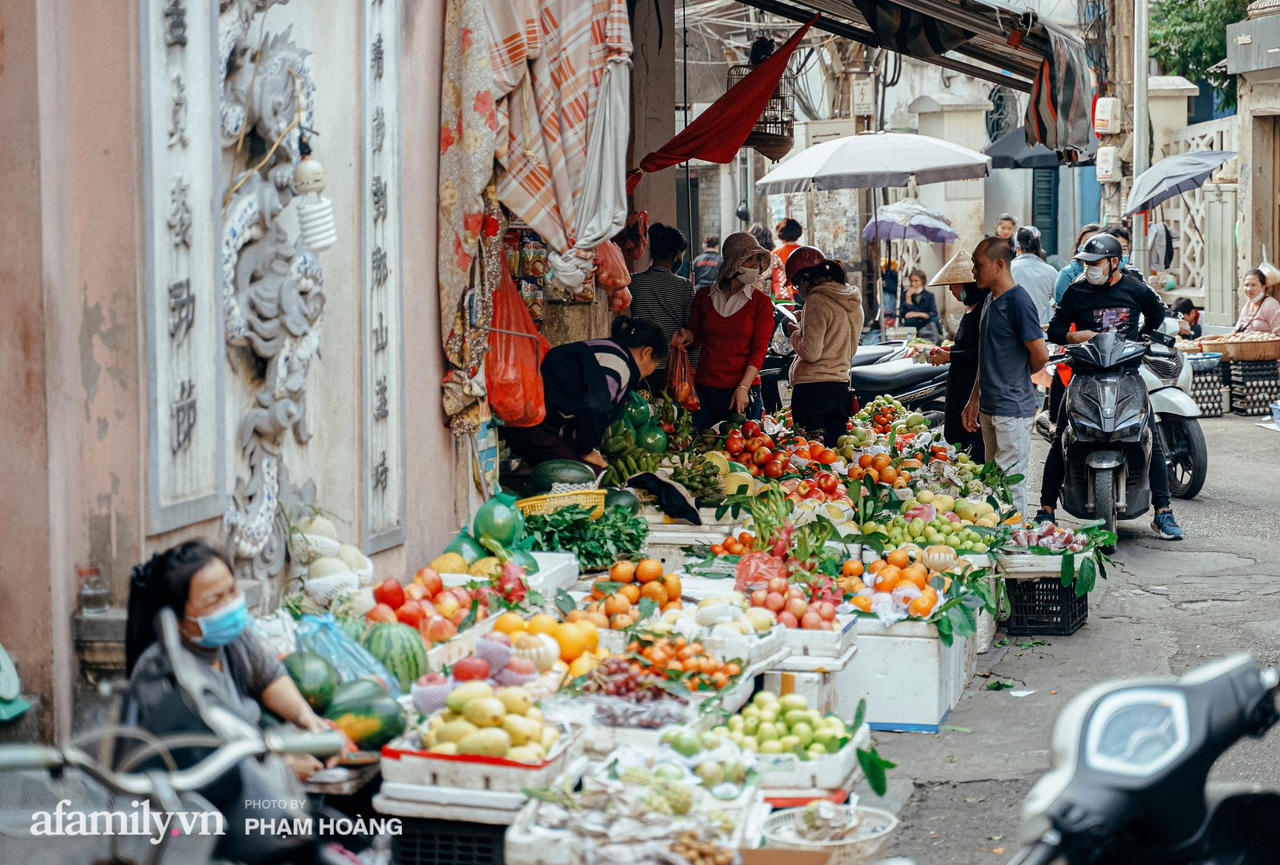 Ngôi chợ lâu đời nhất phố cổ được giới nhà giàu chuộng mua vì toàn đồ chất lượng tươi ngon