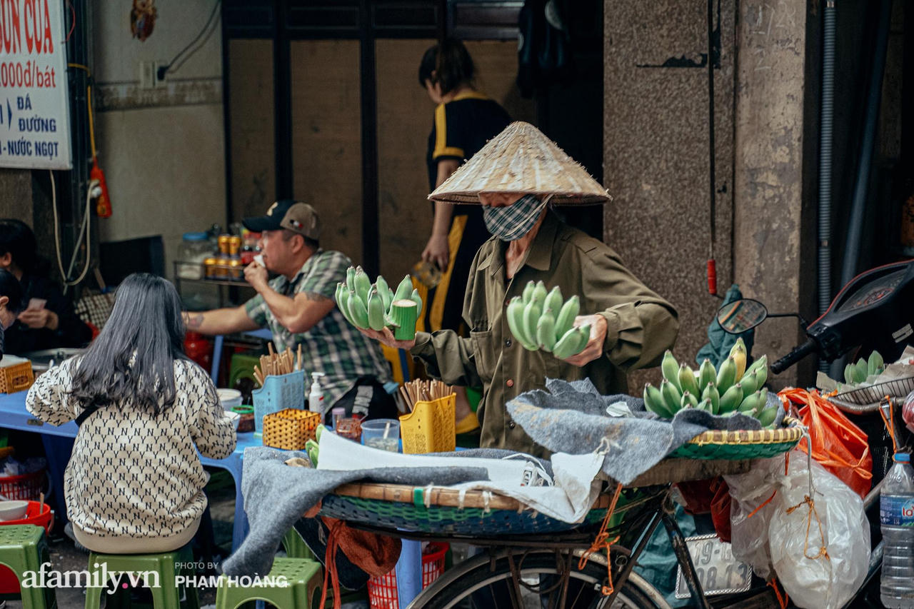 Ngôi chợ lâu đời nhất phố cổ được giới nhà giàu chuộng mua vì toàn đồ chất lượng tươi ngon