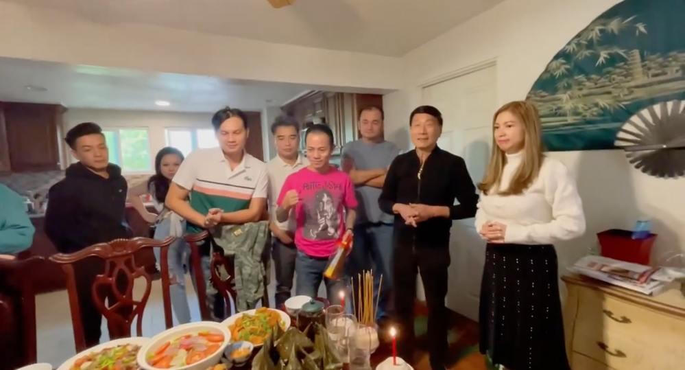 Bạn bè Vân Quang Long tụ họp đông đủ trong ngày giỗ sớm của cố ca sĩ tại Mỹ