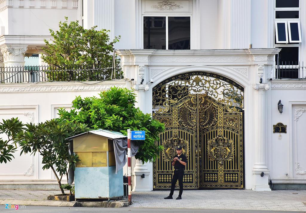 Biệt thự nguy nga như cung điện của Lý Nhã Kỳ