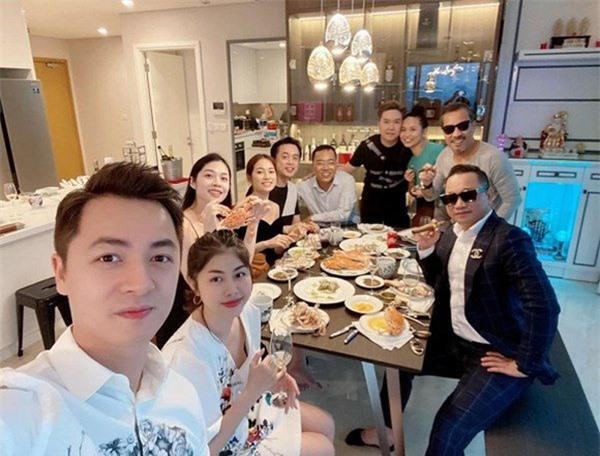 Căn hộ của ca sĩ Lê Hiếu sang chảnh như khách sạn năm sao