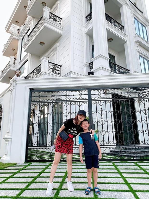 Thăm biệt thự 2 triệu đô của vợ chồng ca sĩ Đăng Khôi