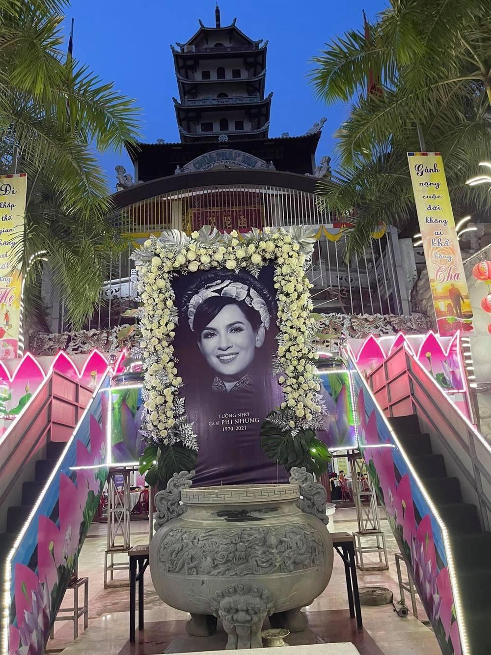 Con gái Phi Nhung xúc động gửi lời nhắn cho mẹ trong lễ 49 ngày