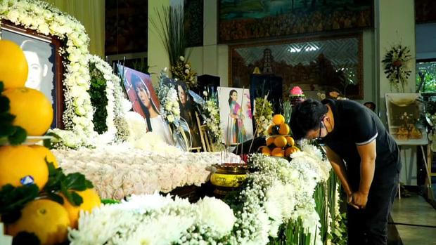 Khả Ngân thông báo về chuyện "đang yêu" Thanh Sơn, nhiều sao Việt đến viếng 49 ngày cố ca sĩ Phi Nhung