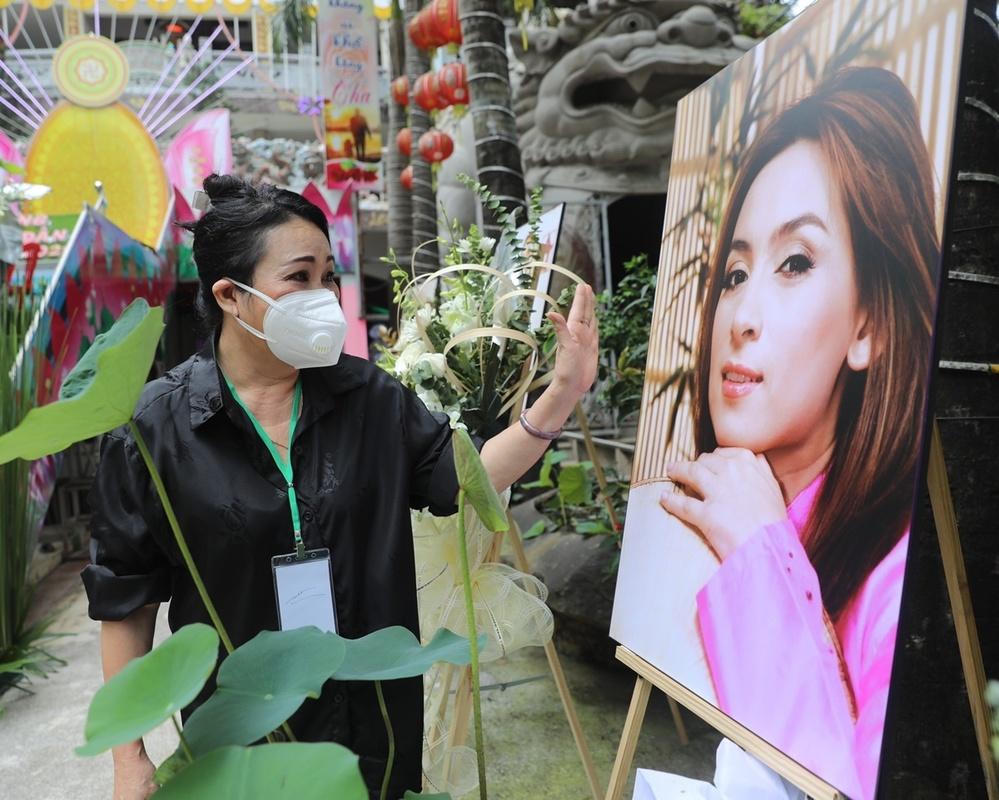 Khả Ngân thông báo về chuyện "đang yêu" Thanh Sơn, nhiều sao Việt đến viếng 49 ngày cố ca sĩ Phi Nhung