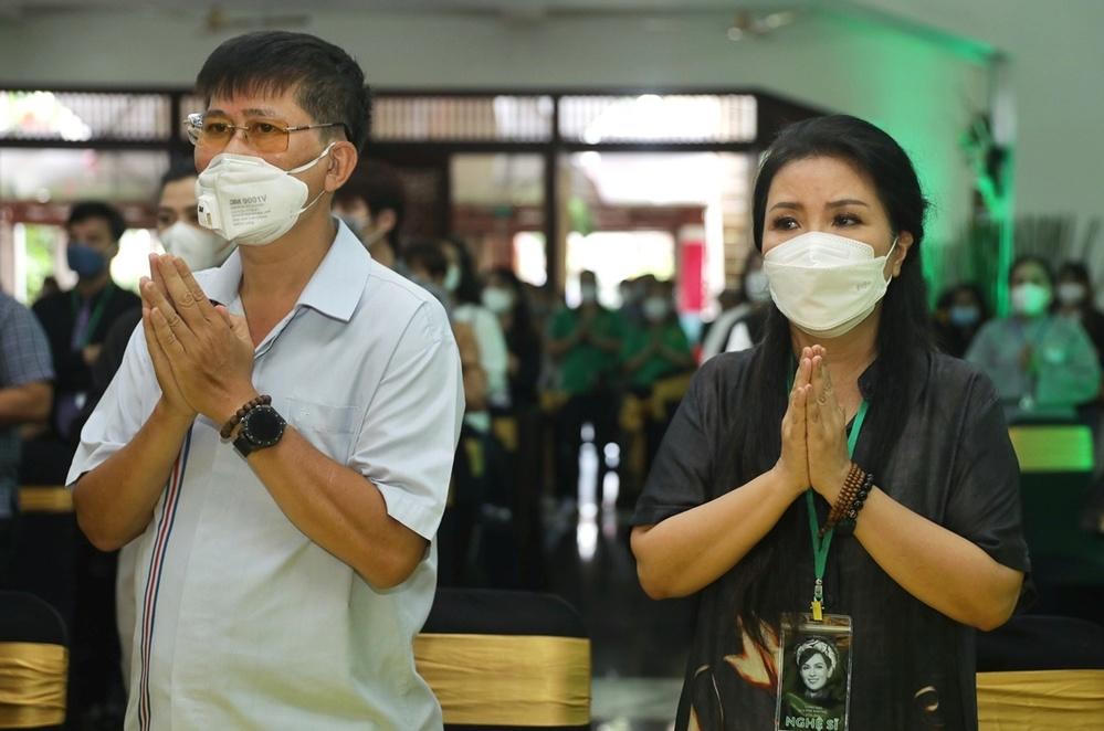 Khả Ngân thông báo về chuyện "đang yêu" Thanh Sơn, nhiều sao Việt đến viếng 49 ngày cố ca sĩ Phi Nhung