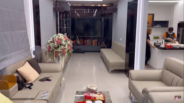 Biệt thự bạc tỷ có thang máy của Việt Hương tại TP HCM