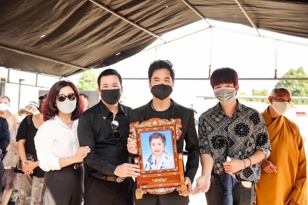 Ngọc Sơn thất thần khi tổ chức lễ an táng cho mẹ ruột ở Vũng Tàu, Lynk Lee chia sẻ có ý định đi thi Hoa hậu