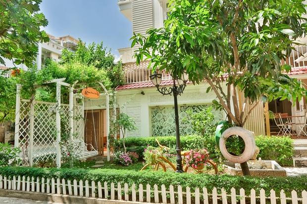 Ngọc Sơn thất thần khi tổ chức lễ an táng cho mẹ ruột ở Vũng Tàu, Lynk Lee chia sẻ có ý định đi thi Hoa hậu