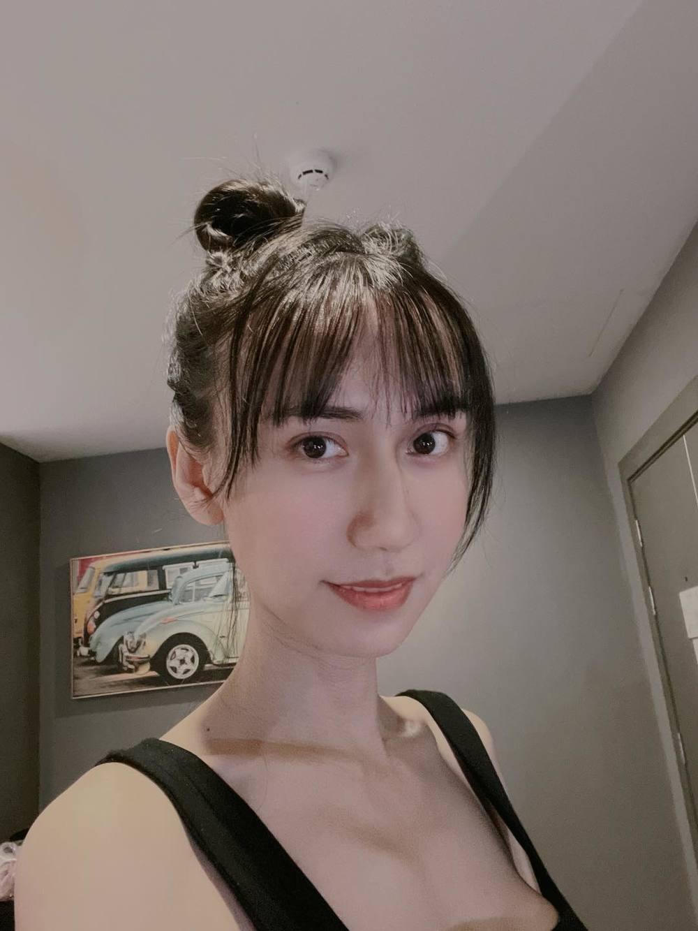 Ngọc Sơn thất thần khi tổ chức lễ an táng cho mẹ ruột ở Vũng Tàu, Lynk Lee chia sẻ có ý định đi thi Hoa hậu