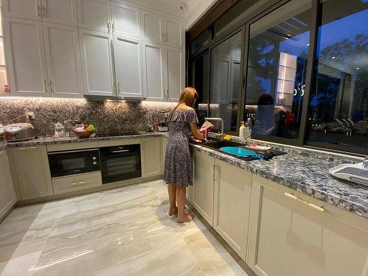 Căn biệt thự sang trọng, có hồ cá koi rộng lớn của Thanh Vân Hugo