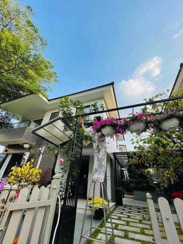 Căn nhà trị giá 20 tỷ của nữ diễn viên Nhật Kim Anh phủ đầy cây xanh