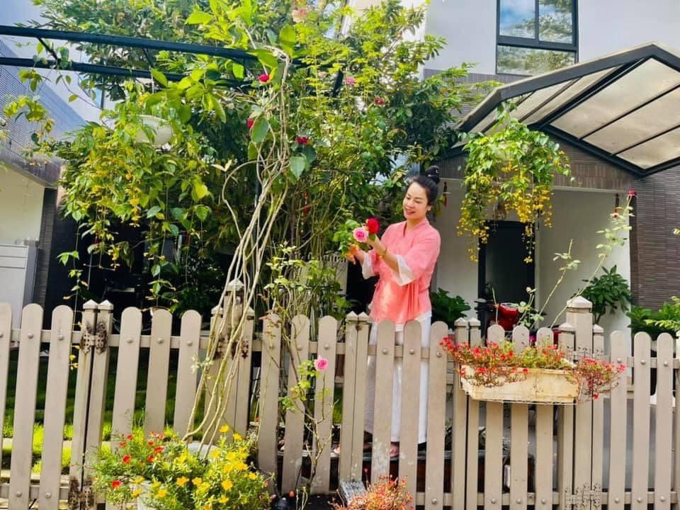 Căn nhà trị giá 20 tỷ của nữ diễn viên Nhật Kim Anh phủ đầy cây xanh