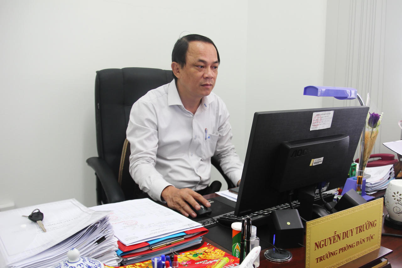 Ông Nguyễn Duy Trường, Ban Dân tộc tỉnh Cà Mau sáng tạo trong tuyên truyền vận động đồng bào thiểu số