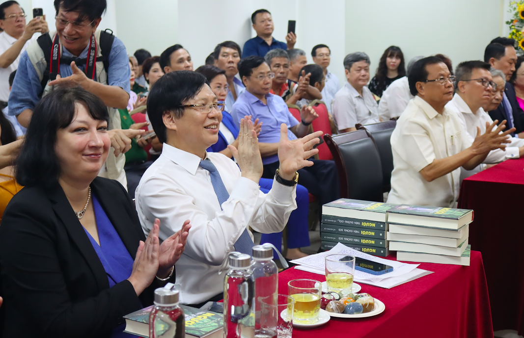 Nhà báo Hồ Quang Lợi ra mắt cuốn sách Người trên đường đời