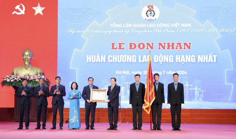 Tôn vinh 10 cán bộ công đoàn tiêu biểu toàn quốc