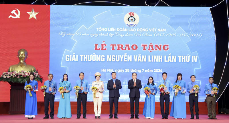 Tôn vinh 10 cán bộ công đoàn tiêu biểu toàn quốc