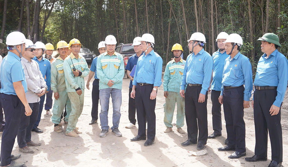 Quyết tâm cao hoàn thành công trình đường dây 500kV mạch 3 trước 2/9