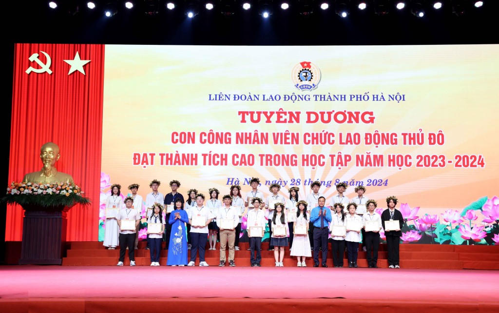 Biểu dương gia đình công nhân, viên chức, người lao động Hà Nội tiêu biểu