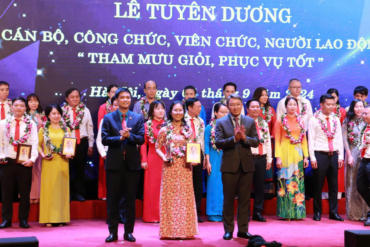 Bộ trưởng Nguyễn Hải Ninh dự lễ Tuyên dương 150 tấm gương 'Tham mưu giỏi, phục vụ tốt'