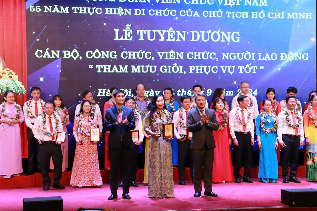 Bộ trưởng Nguyễn Hải Ninh dự lễ Tuyên dương 150 tấm gương 'Tham mưu giỏi, phục vụ tốt'