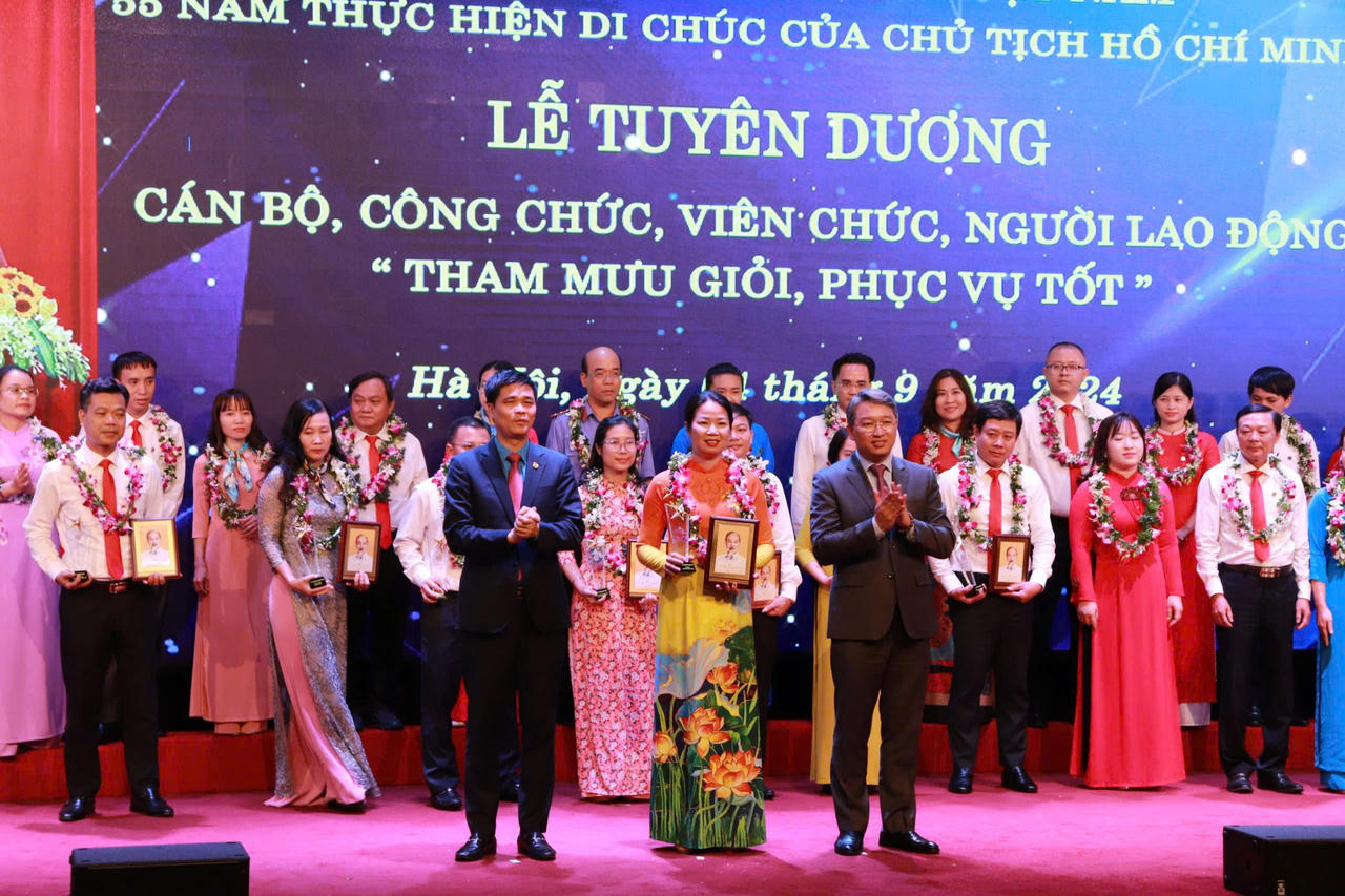 Bộ trưởng Nguyễn Hải Ninh dự lễ Tuyên dương 150 tấm gương 'Tham mưu giỏi, phục vụ tốt'