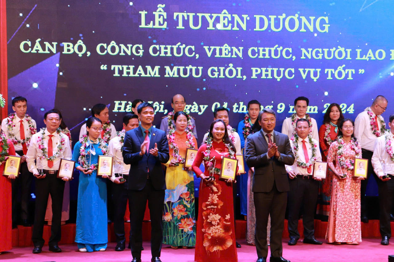 Bộ trưởng Nguyễn Hải Ninh dự lễ Tuyên dương 150 tấm gương 'Tham mưu giỏi, phục vụ tốt'