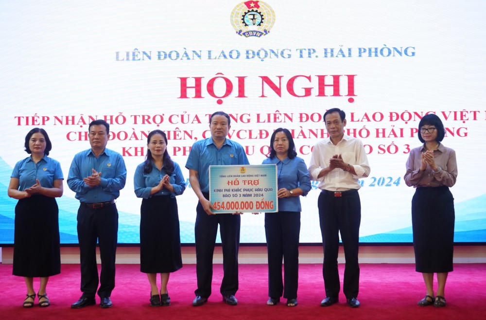Tổng Liên đoàn Lao động Việt Nam hỗ trợ 454 triệu đồng cho người lao động Hải Phòng