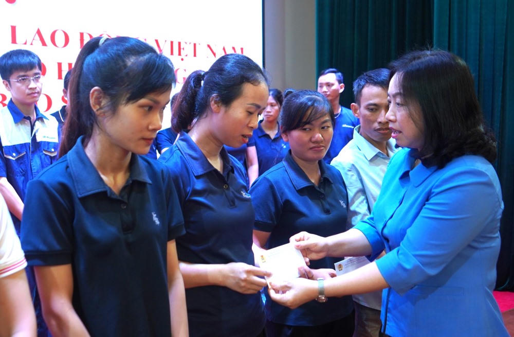 Tổng Liên đoàn Lao động Việt Nam hỗ trợ 454 triệu đồng cho người lao động Hải Phòng