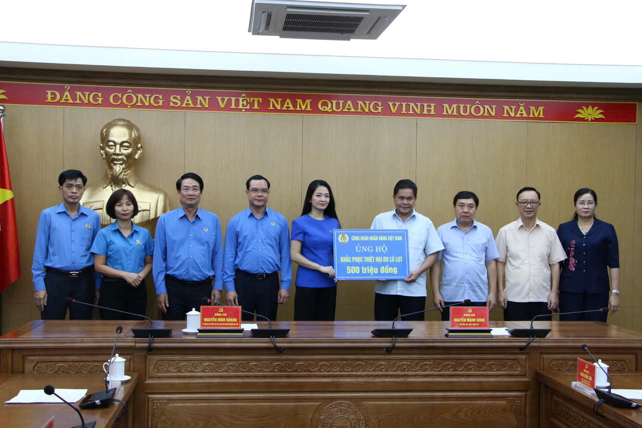 Tổng Liên đoàn Lao động Việt Nam thăm, tặng quà người dân bị thiên tai tại Hà Giang