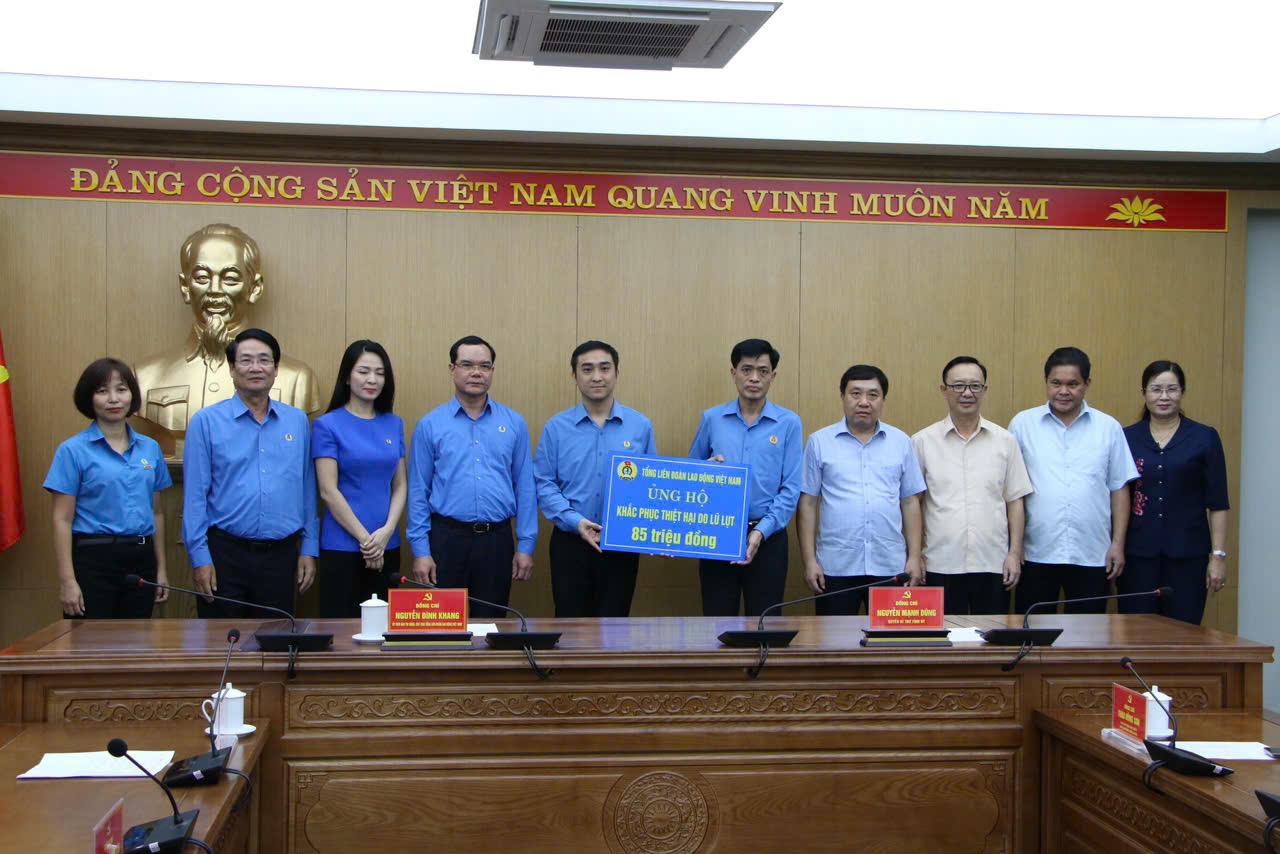 Tổng Liên đoàn Lao động Việt Nam thăm, tặng quà người dân bị thiên tai tại Hà Giang