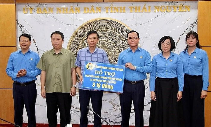 Công đoàn tặng sổ tiết kiệm cho trẻ mồ côi do bão số 3