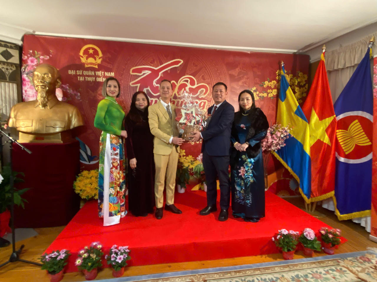 Ấm áp không khí Xuân Quê hương tại 'mái nhà chung' của người Việt ở Thụy Điển và Latvia