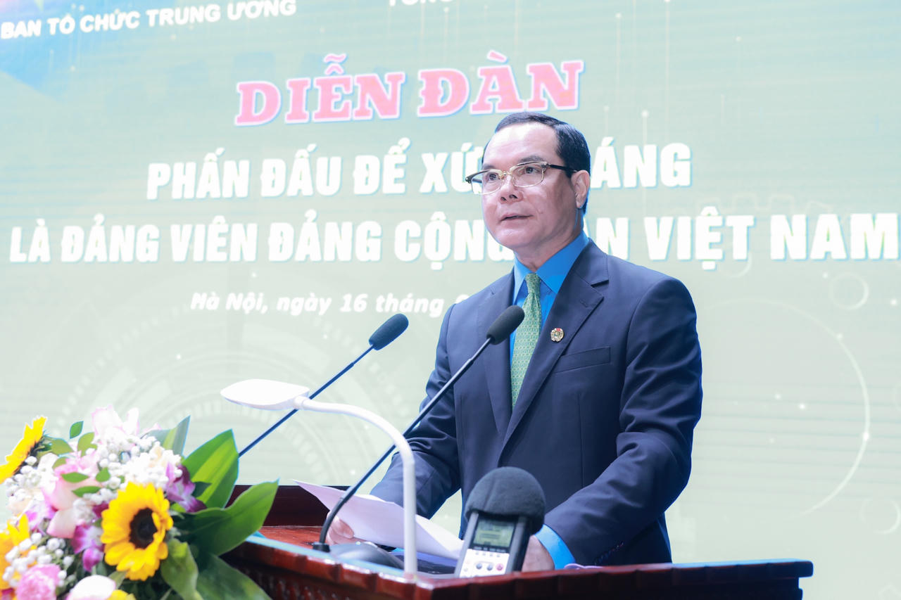 Công nhân Việt Nam phấn đấu xứng đáng danh hiệu người đảng viên