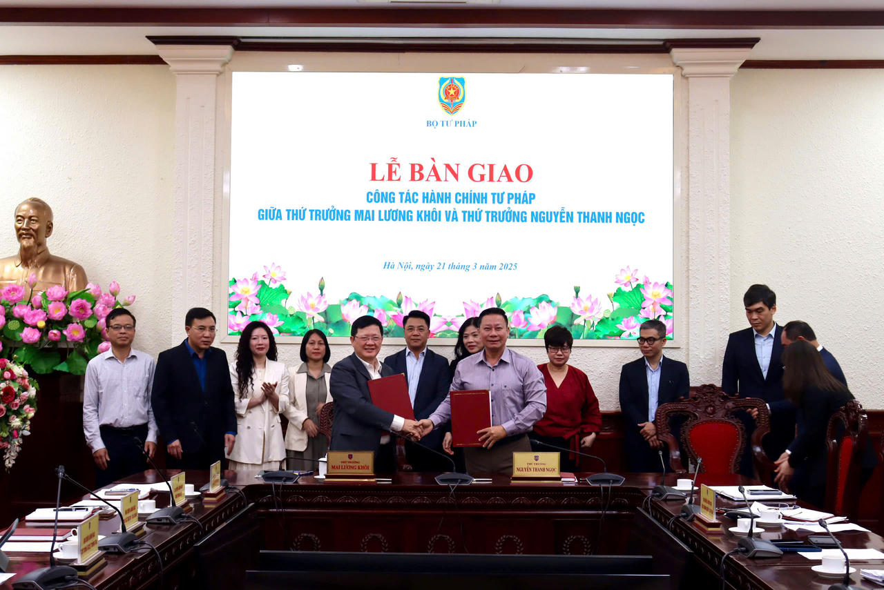 Lãnh đạo Bộ bàn giao công tác Hành chính Tư pháp