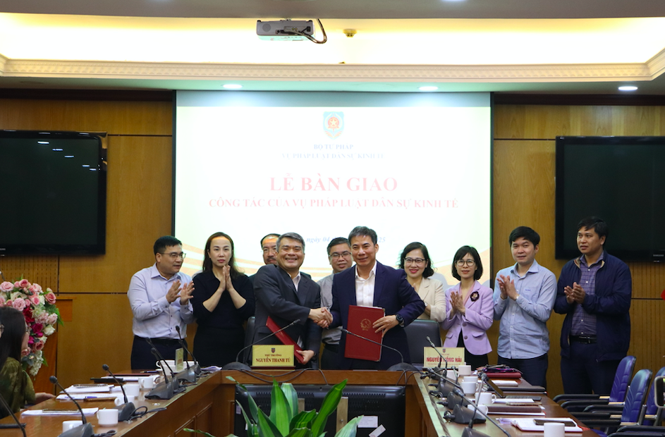 Thứ trưởng Nguyễn Thanh Tú chủ trì bàn giao công tác