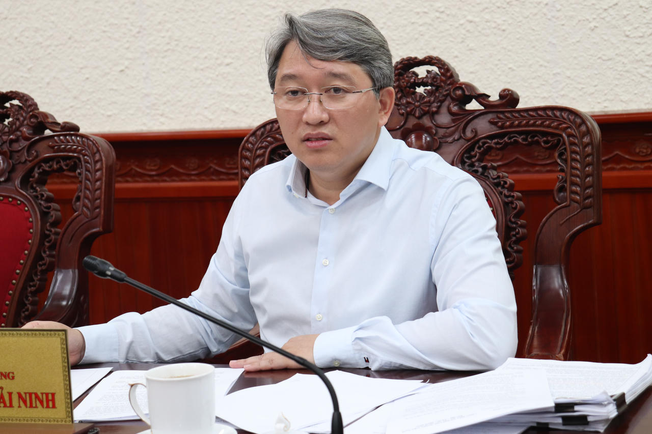 Bộ trưởng Nguyễn Hải Ninh làm việc với Cục Hành chính tư pháp về Luật sửa đổi, bổ sung một số điều của Luật Quốc tịch