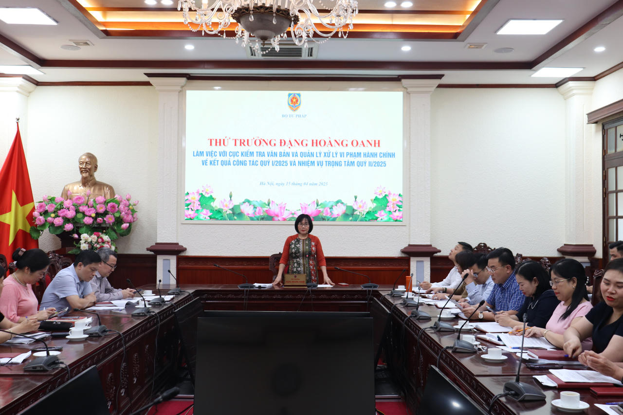 Thứ trưởng Bộ Tư pháp Đặng Hoàng Oanh làm việc với một số đơn vị