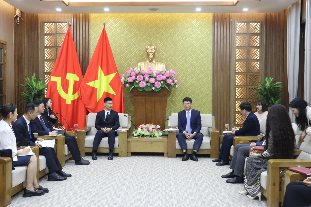 Thứ trưởng Bộ Tư pháp Nguyễn Thanh Tịnh tiếp và làm việc với Giám đốc Sở Tư pháp khu tự trị dân tộc Choang, tỉnh Quảng Tây (Trung Quốc)