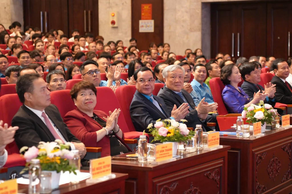 Tạo điều kiện tốt nhất để công nhân phát huy trí tuệ và sức mạnh dân tộc