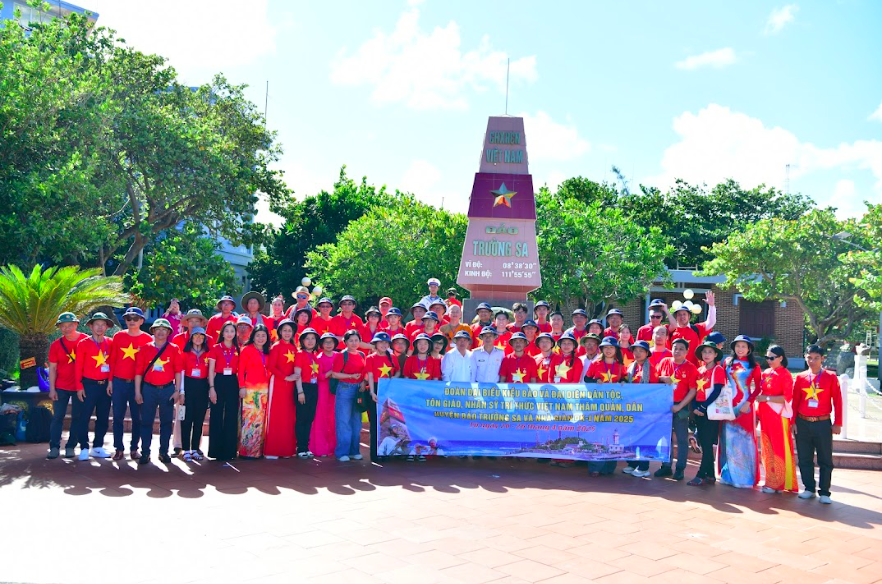 'Chuyến tàu Đại đoàn kết” – Hải trình đưa kiều bào ra thăm Trường Sa và Nhà giàn DK-I năm 2025