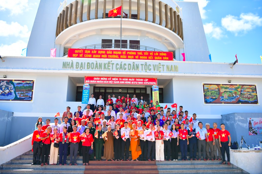 'Chuyến tàu Đại đoàn kết” – Hải trình đưa kiều bào ra thăm Trường Sa và Nhà giàn DK-I năm 2025