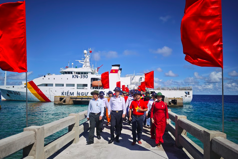 'Chuyến tàu Đại đoàn kết” – Hải trình đưa kiều bào ra thăm Trường Sa và Nhà giàn DK-I năm 2025