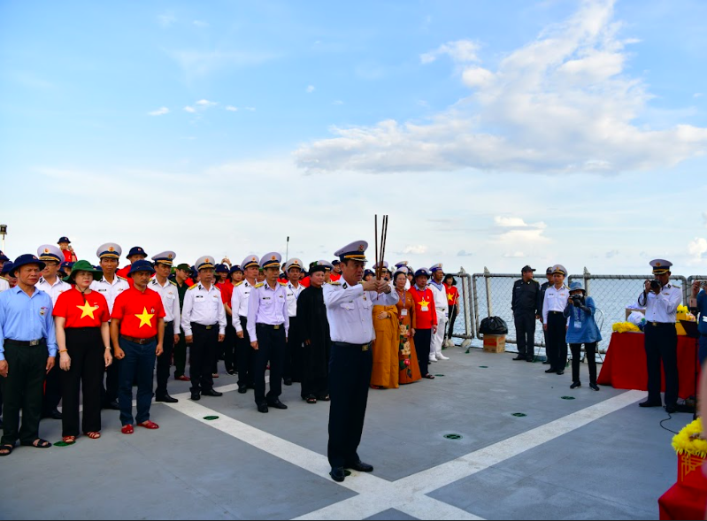 'Chuyến tàu Đại đoàn kết” – Hải trình đưa kiều bào ra thăm Trường Sa và Nhà giàn DK-I năm 2025