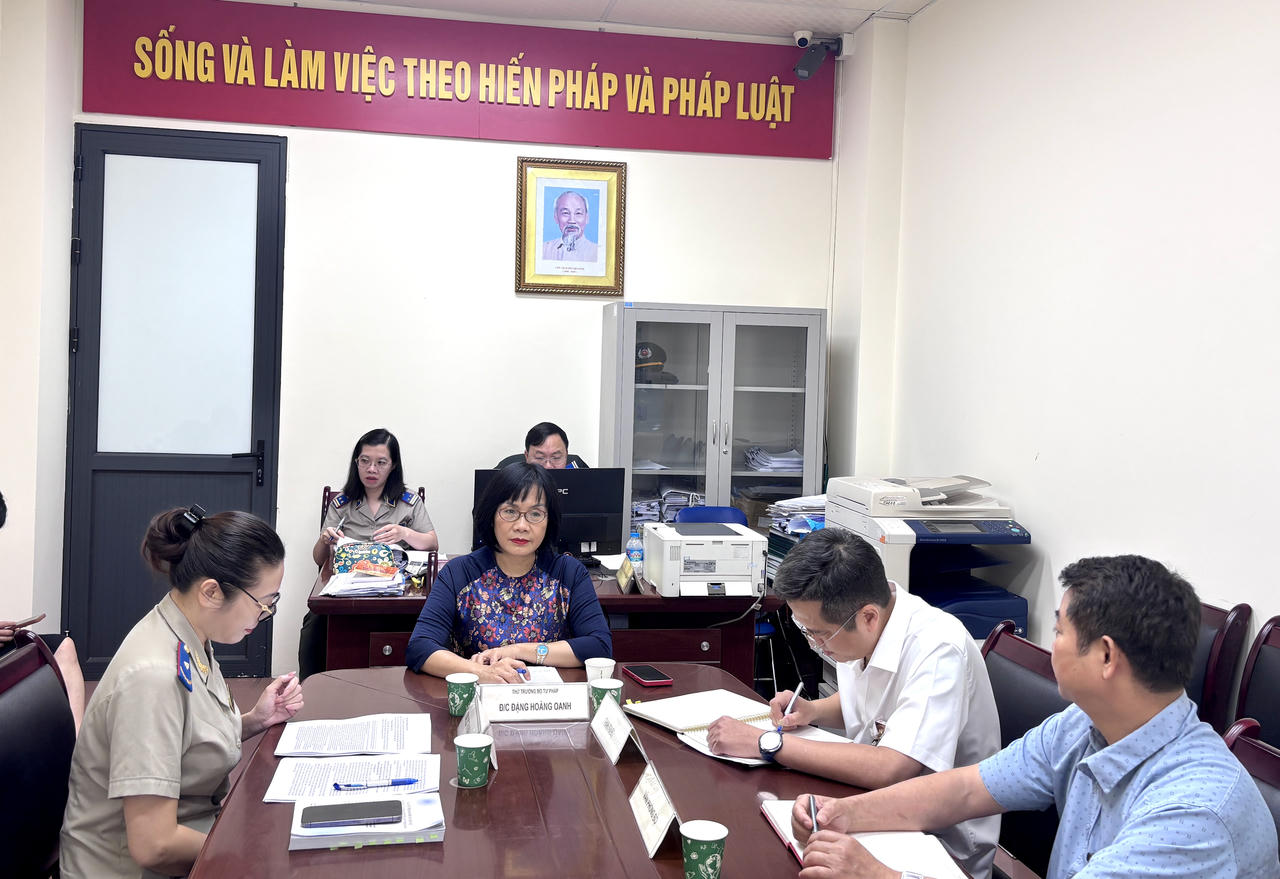 Thứ trưởng Bộ Tư pháp Đặng Hoàng Oanh tiếp công dân định kỳ tháng 4/2025