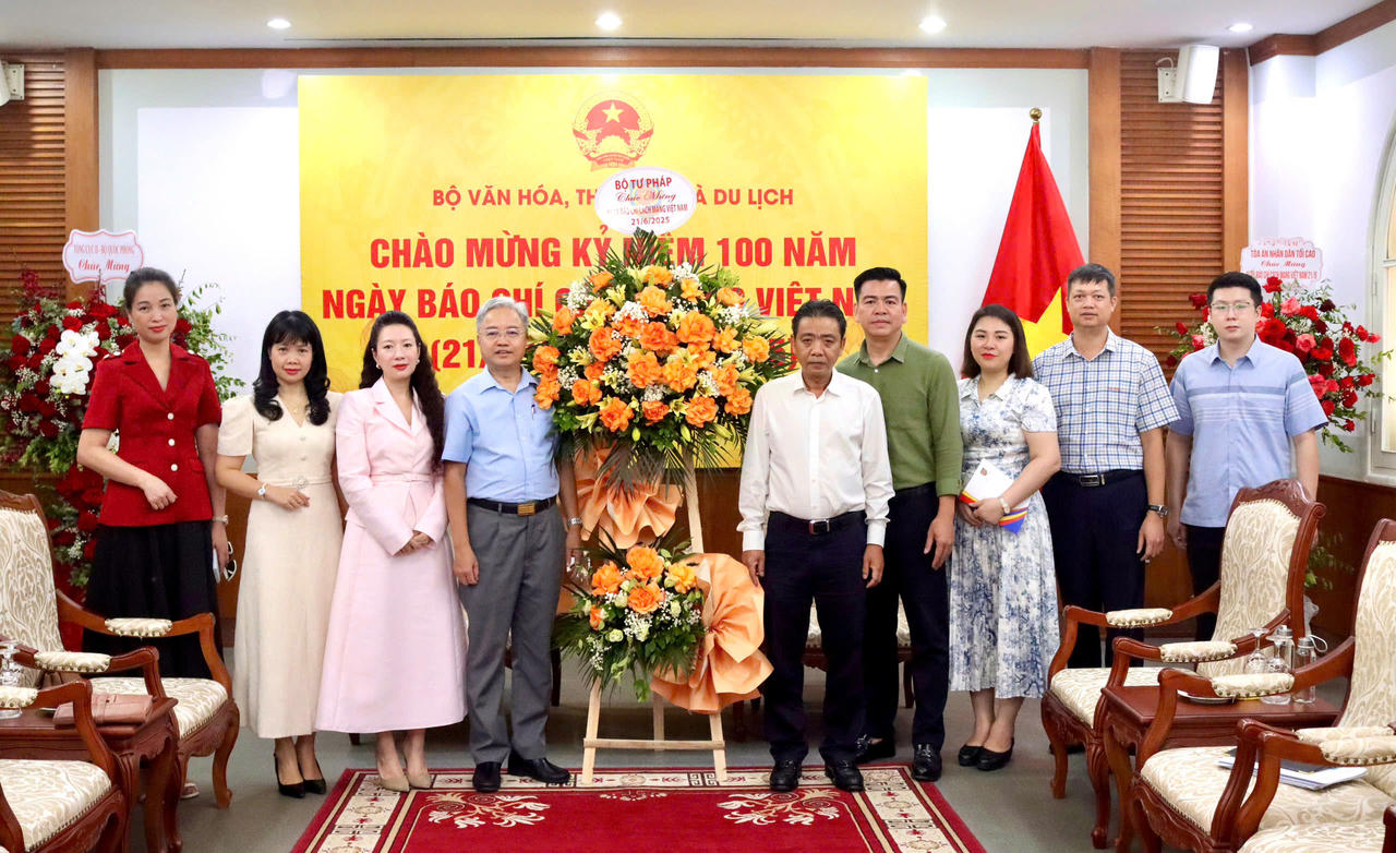 Lãnh đạo Bộ Tư pháp chúc mừng Ngày Báo chí cách mạng Việt Nam 21/6