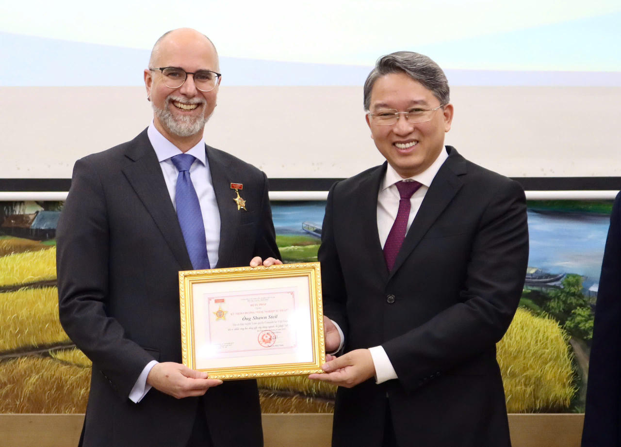 Trao tặng Kỷ niệm chương “Vì sự nghiệp tư pháp” cho Đại sứ đặc mệnh toàn quyền Canada tại Việt Nam