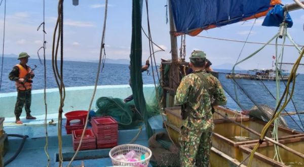 Nổ súng chỉ thiên truy bắt tàu khai thác hải sản trái phép